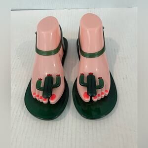 NWOT Katy Perry Women's The Geli Flat Sandal Green Cactus‎ 9M US, 39 EU